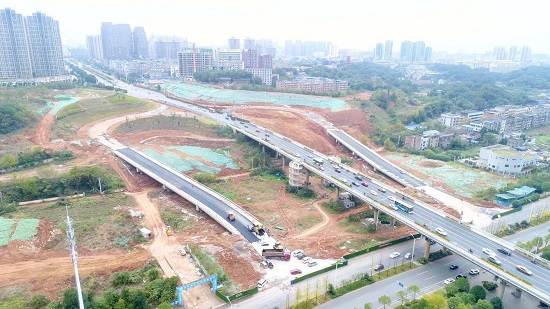 三大橋河?xùn)|匝道路面工程進(jìn)入掃尾階段。（羅韜 攝）.jpg