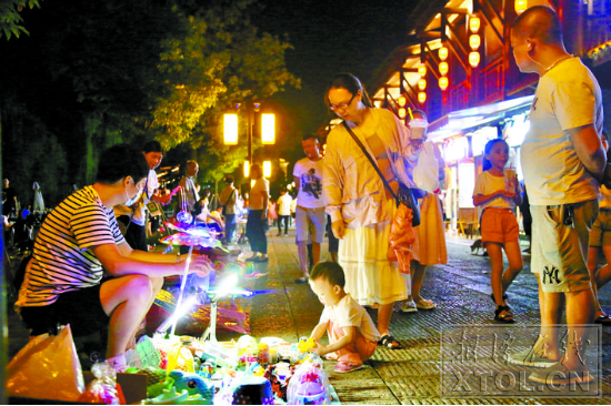 夜晚的窯灣燈火通明非常熱鬧，許多市民在這里散步、購物。（記者 羅韜 攝）