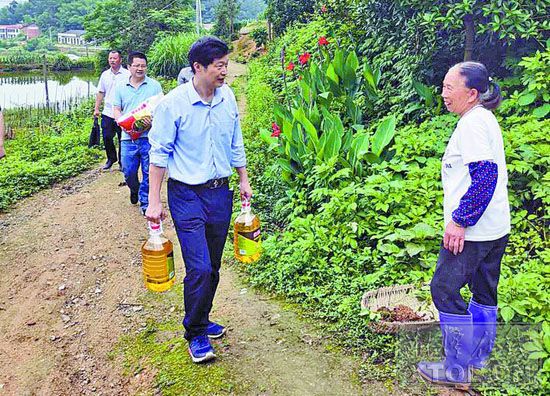 “戶幫戶親幫親，互助脫貧奔小康”，開展走訪慰問。